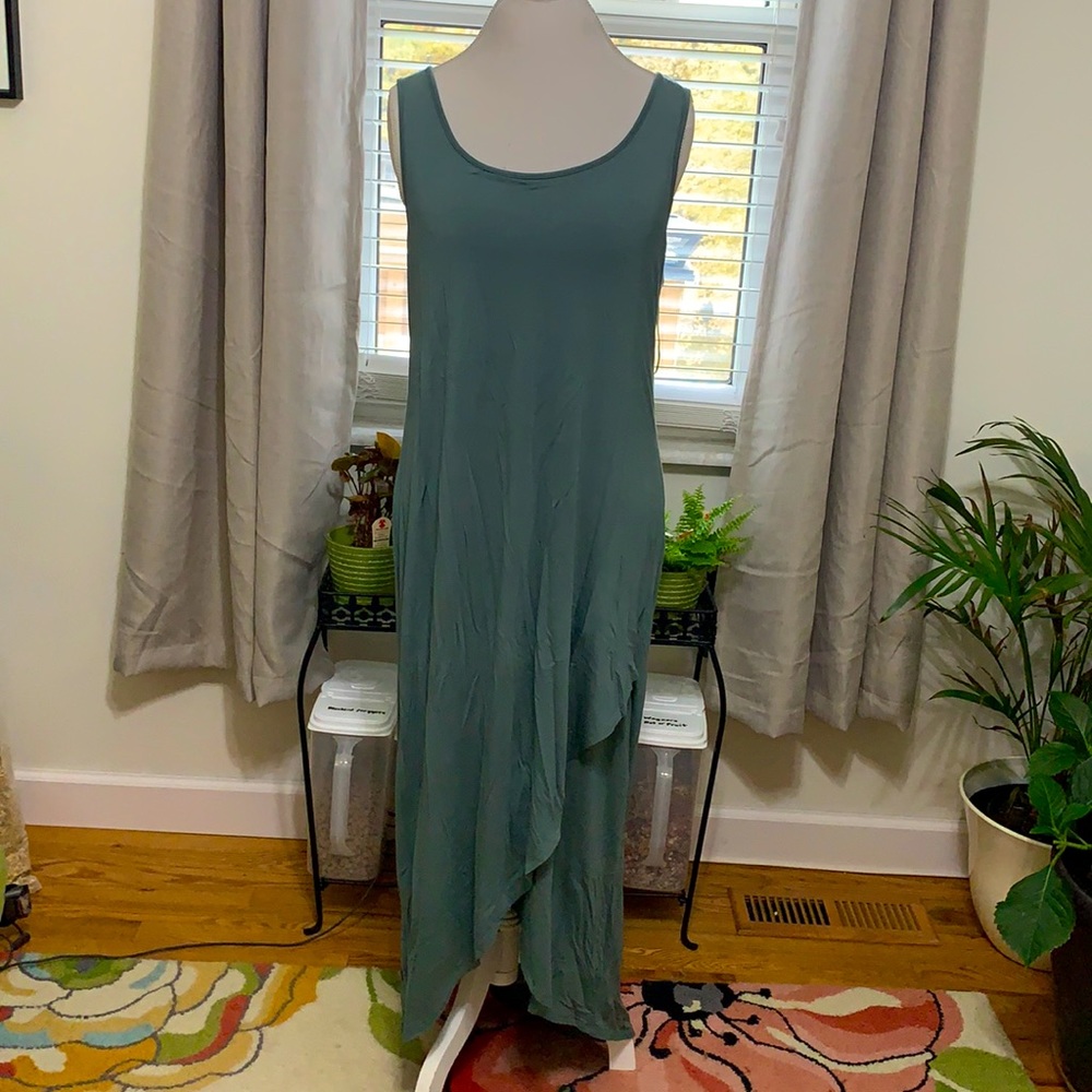 Maxi dress with ruffled slit.